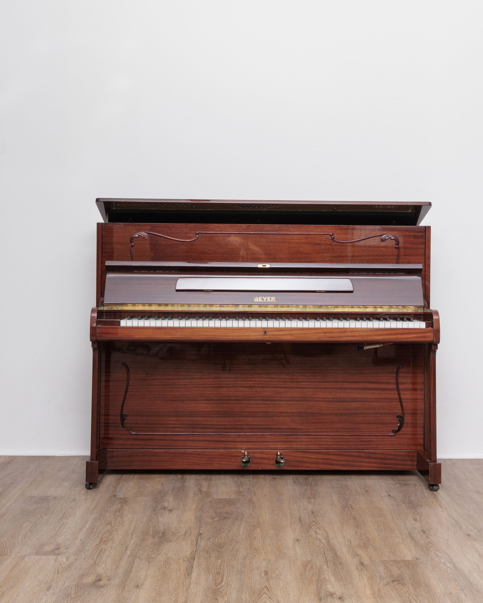Pianos droits de Style LC