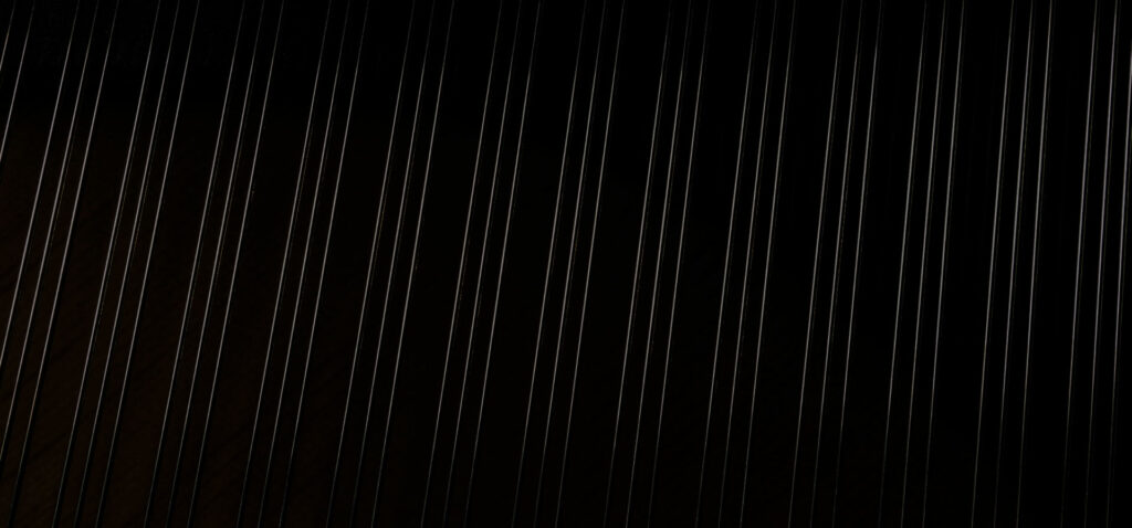 Cordes de piano noir en gros plan