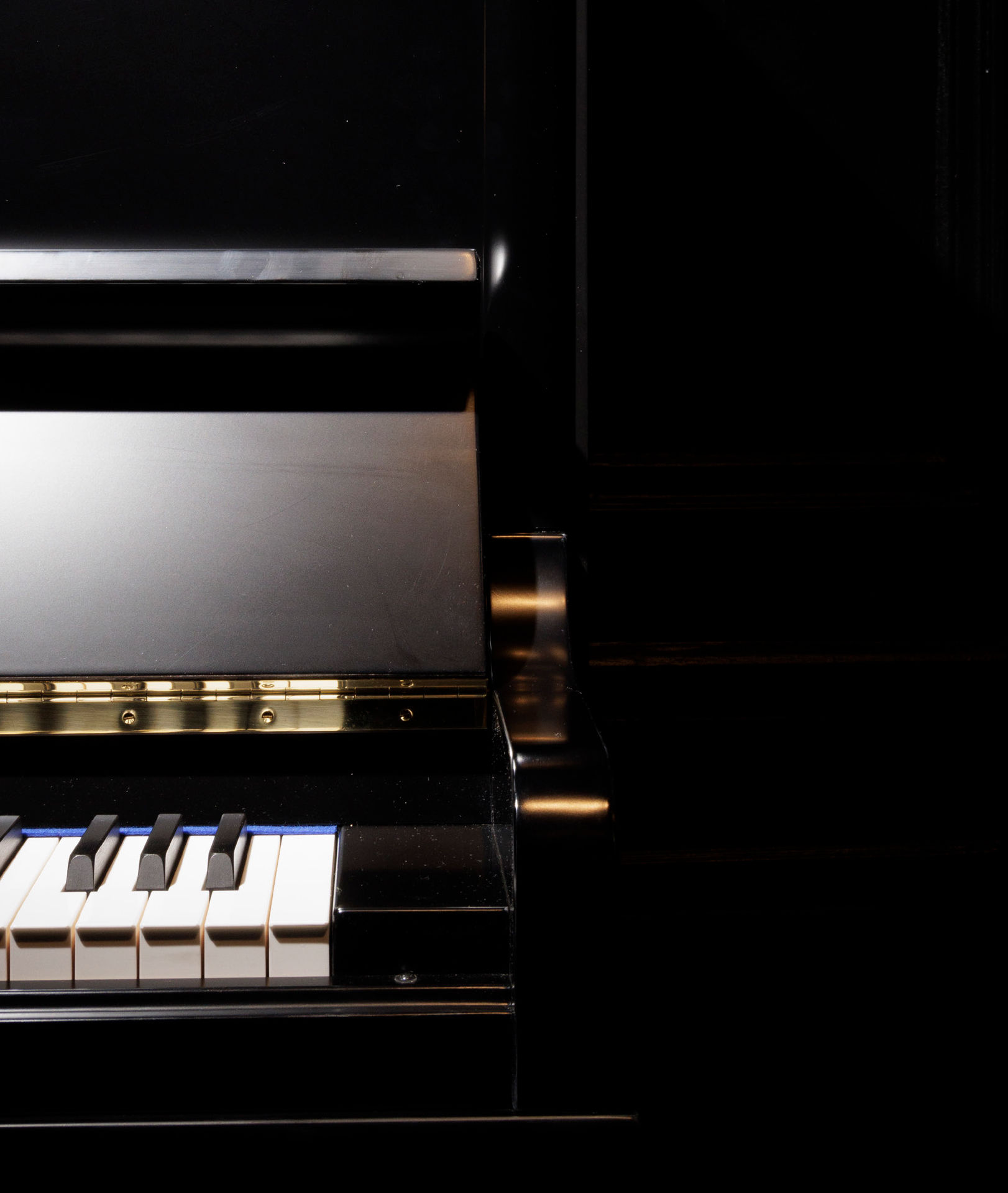 Élégant piano noir - gros plan sur les touches