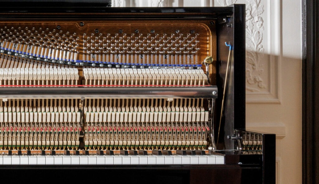 Vue latérale du mécanisme interne d'un piano droit