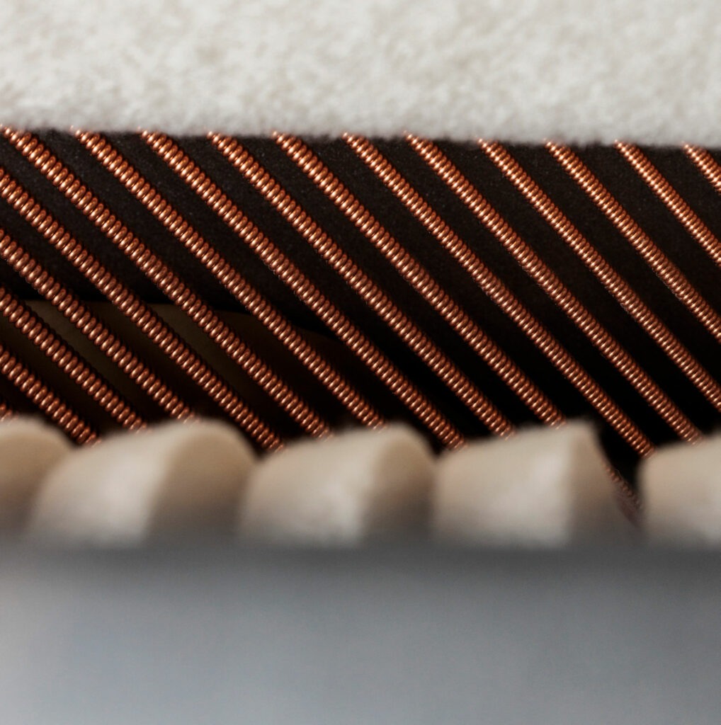 Cordes filées d'un piano, gros plan