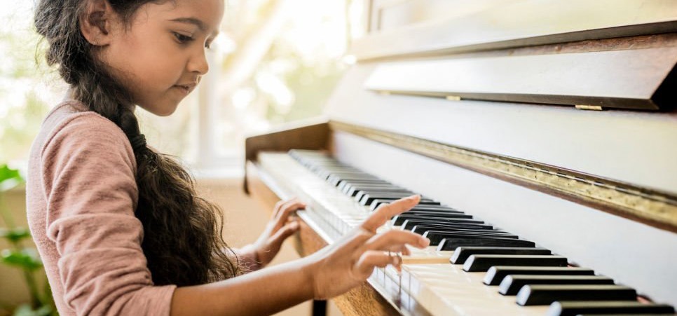 Une jeune fille jouant du piano.