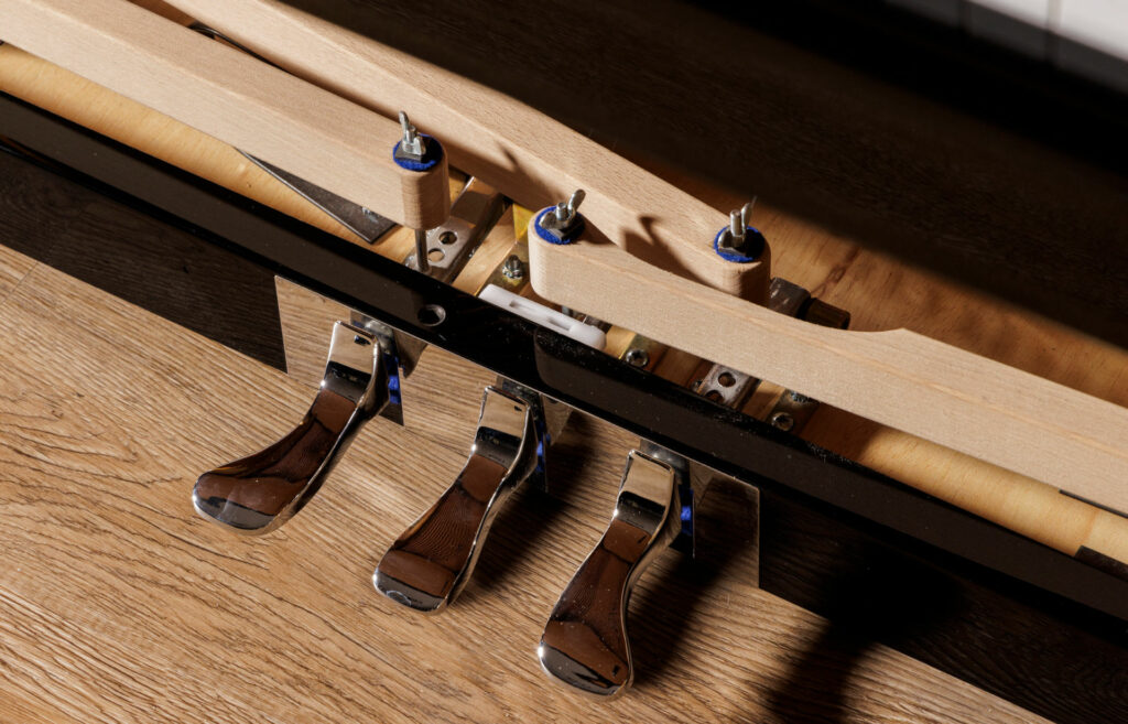 Pédales et mécanisme d'un piano droit