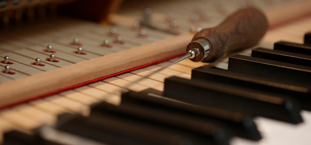 Outil pour régler le timbre d'un piano
