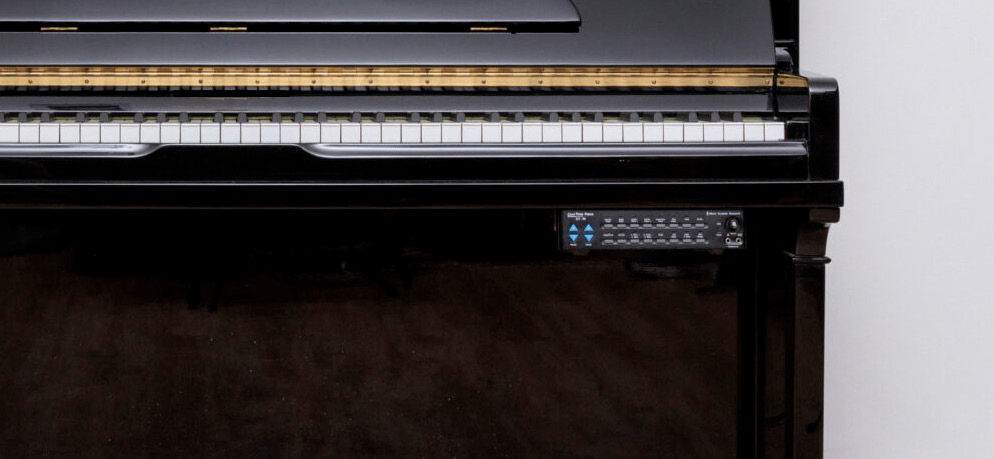 Piano droit noir avec système silencieux