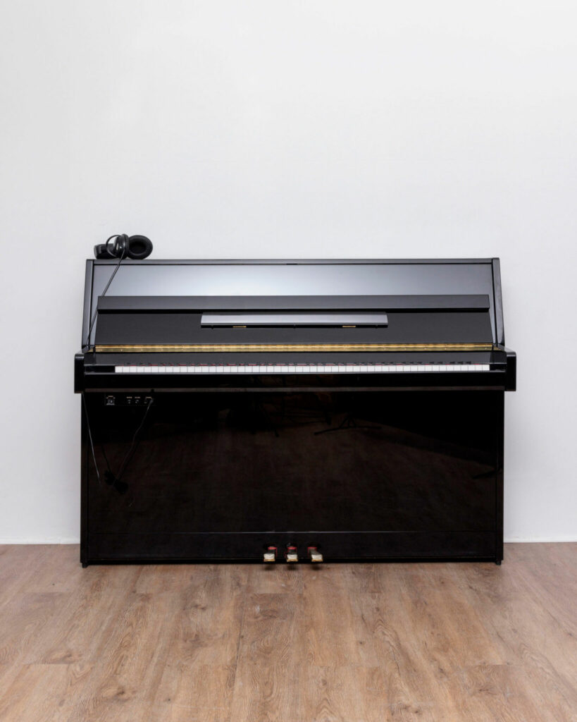 Piano droit noir avec casque