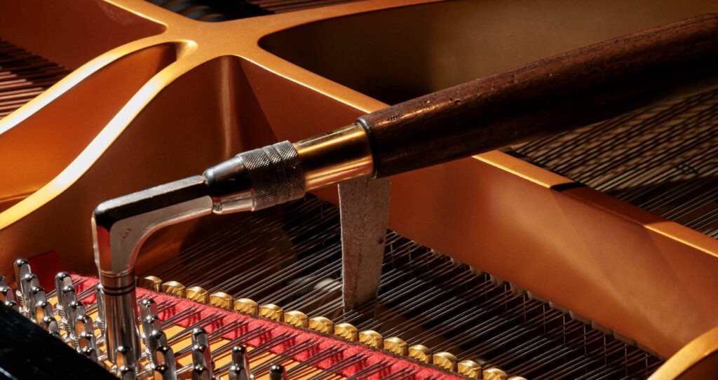 Accordage d'un piano à queue, technicien