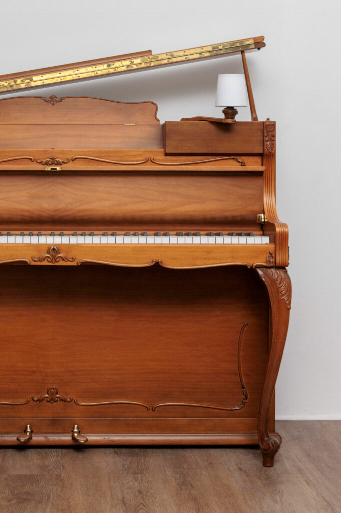 Piano droit avec des moulures