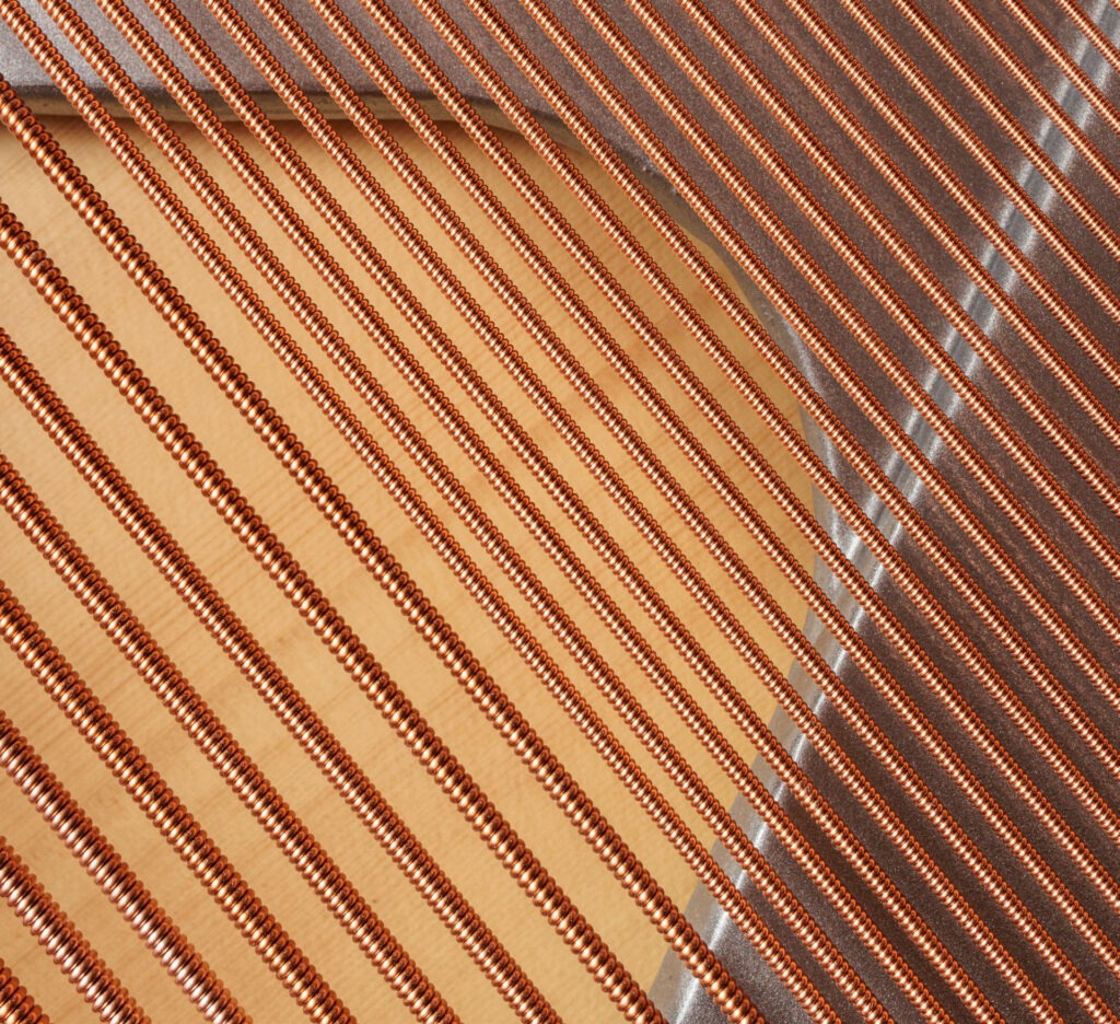 Cordes de piano basses en gros plan