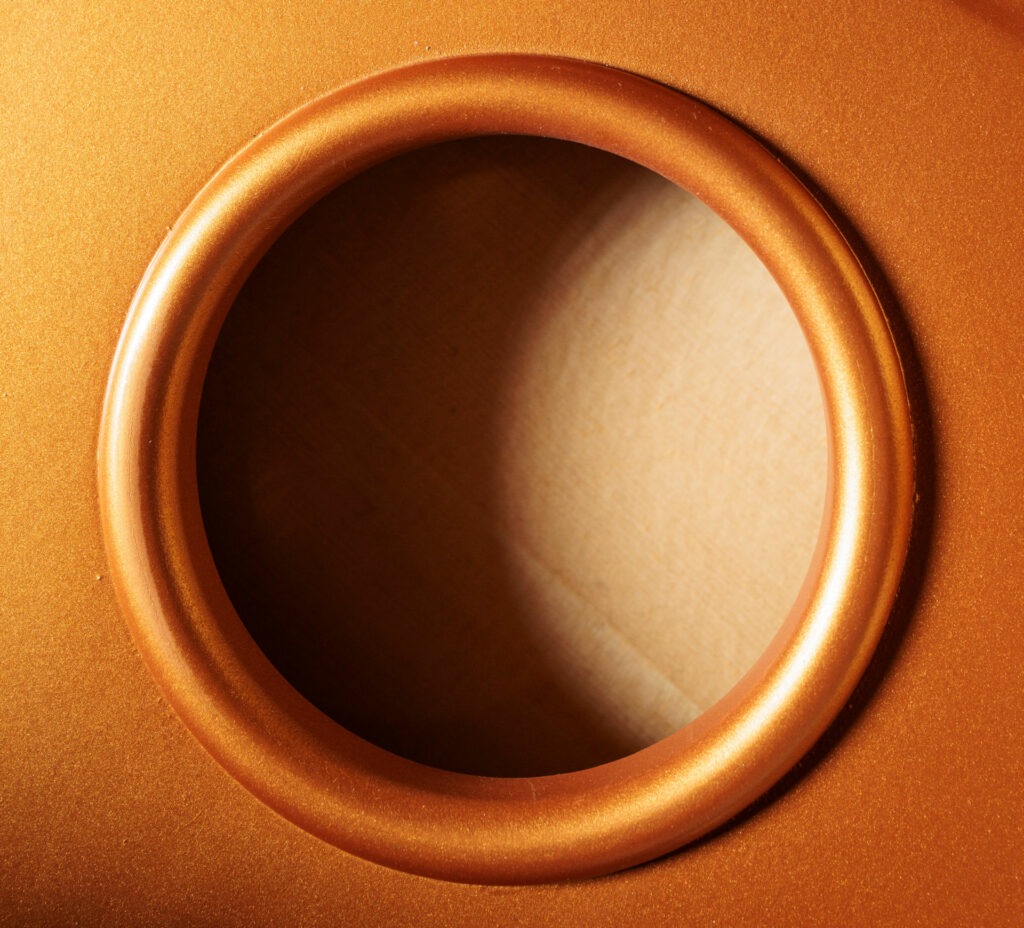 Rosace dorée d'un piano à queue