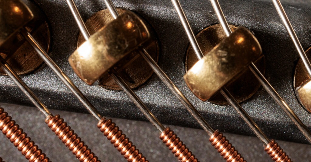 Gros plan chevalet et cordes de piano