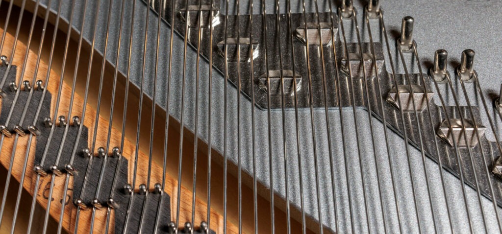 Détail du cordier et des cordes d'un piano