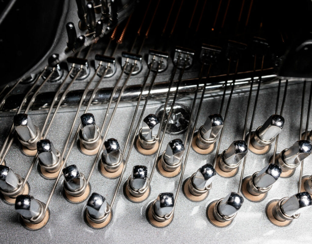 Chevilles chromées et cordes d'un piano