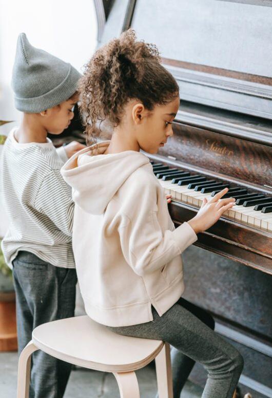 Deux enfants jouant du piano ensemble.