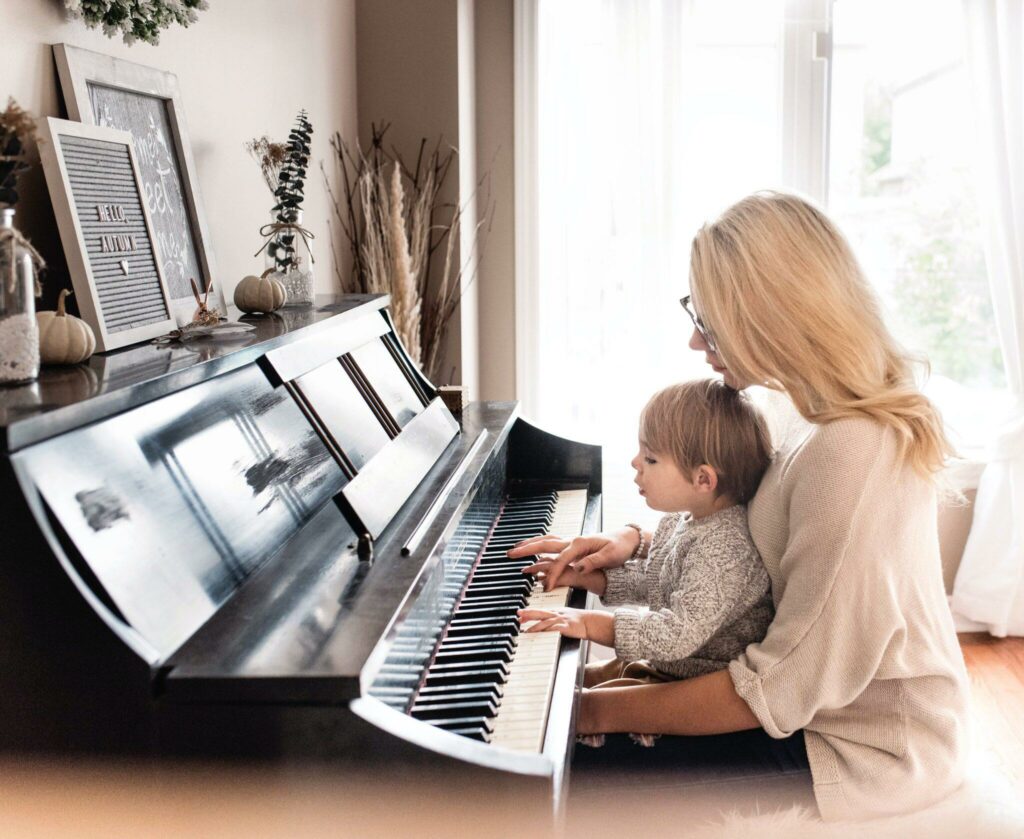 Mère et enfant jouent piano, motivation musicale