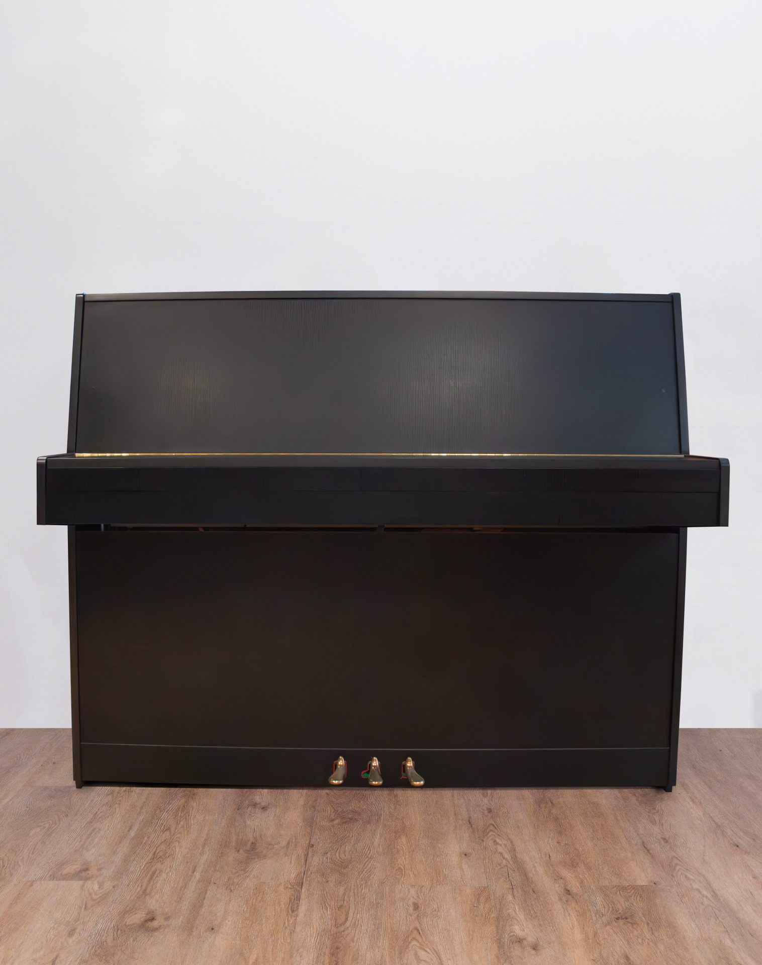 Petrof 118 frêne noir satiné-face-fermé