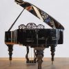 piano bluthner model 10 vu de dos, meuble noir brillant